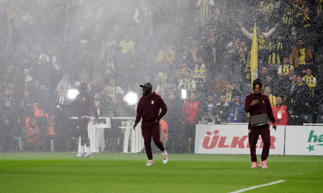 Fenerbahçe ve Galatasaray taraftarı şehitlerimizi unutmadı! Derbinin hiç bir yerde olmayan fotoğrafları 24