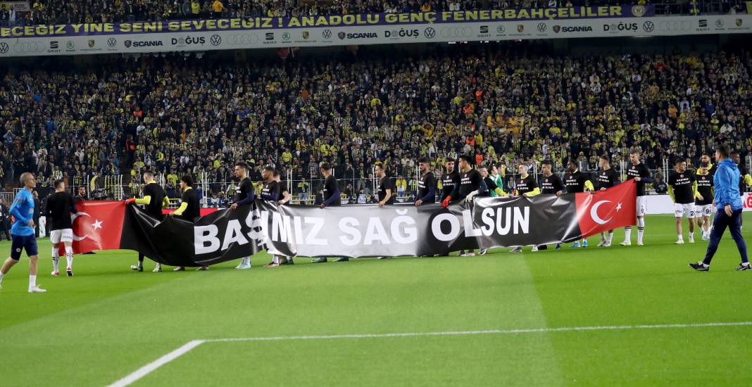Fenerbahçe ve Galatasaray taraftarı şehitlerimizi unutmadı! Derbinin hiç bir yerde olmayan fotoğrafları 12