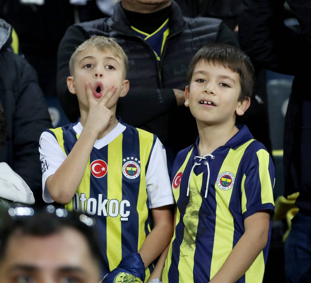 Fenerbahçe ve Galatasaray taraftarı şehitlerimizi unutmadı! Derbinin hiç bir yerde olmayan fotoğrafları 18