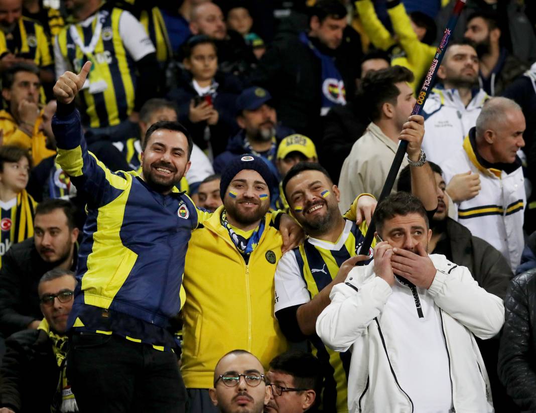 Fenerbahçe ve Galatasaray taraftarı şehitlerimizi unutmadı! Derbinin hiç bir yerde olmayan fotoğrafları 15
