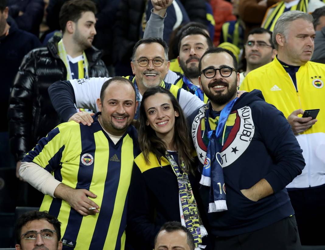 Fenerbahçe ve Galatasaray taraftarı şehitlerimizi unutmadı! Derbinin hiç bir yerde olmayan fotoğrafları 8