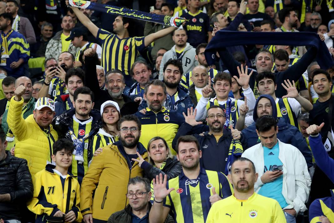 Fenerbahçe ve Galatasaray taraftarı şehitlerimizi unutmadı! Derbinin hiç bir yerde olmayan fotoğrafları 75