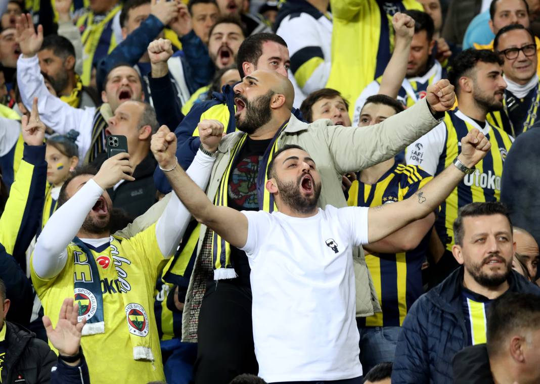 Fenerbahçe ve Galatasaray taraftarı şehitlerimizi unutmadı! Derbinin hiç bir yerde olmayan fotoğrafları 71