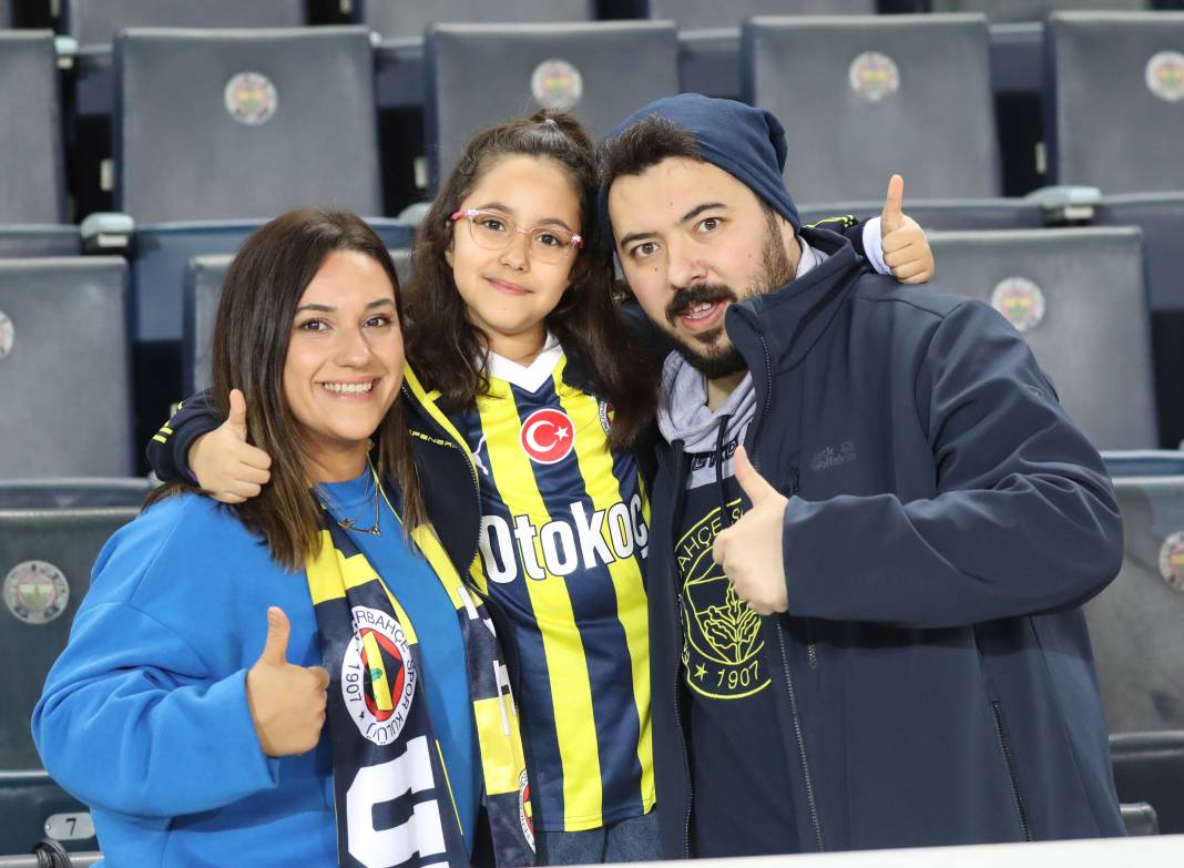 4 attı şampiyonluk şarkıları başladı. Fenerbahçe Sivasspor maçının müthiş fotoğrafları 43