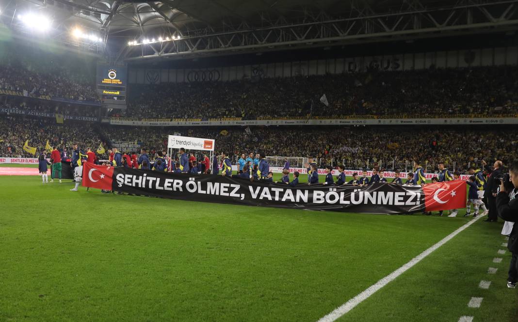 Fenerbahçe ve Galatasaray taraftarı şehitlerimizi unutmadı! Derbinin hiç bir yerde olmayan fotoğrafları 68