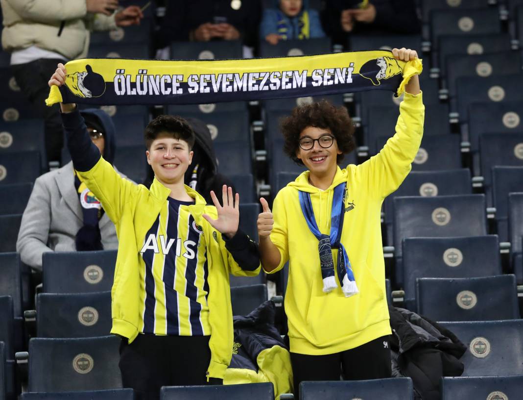 4 attı şampiyonluk şarkıları başladı. Fenerbahçe Sivasspor maçının müthiş fotoğrafları 28