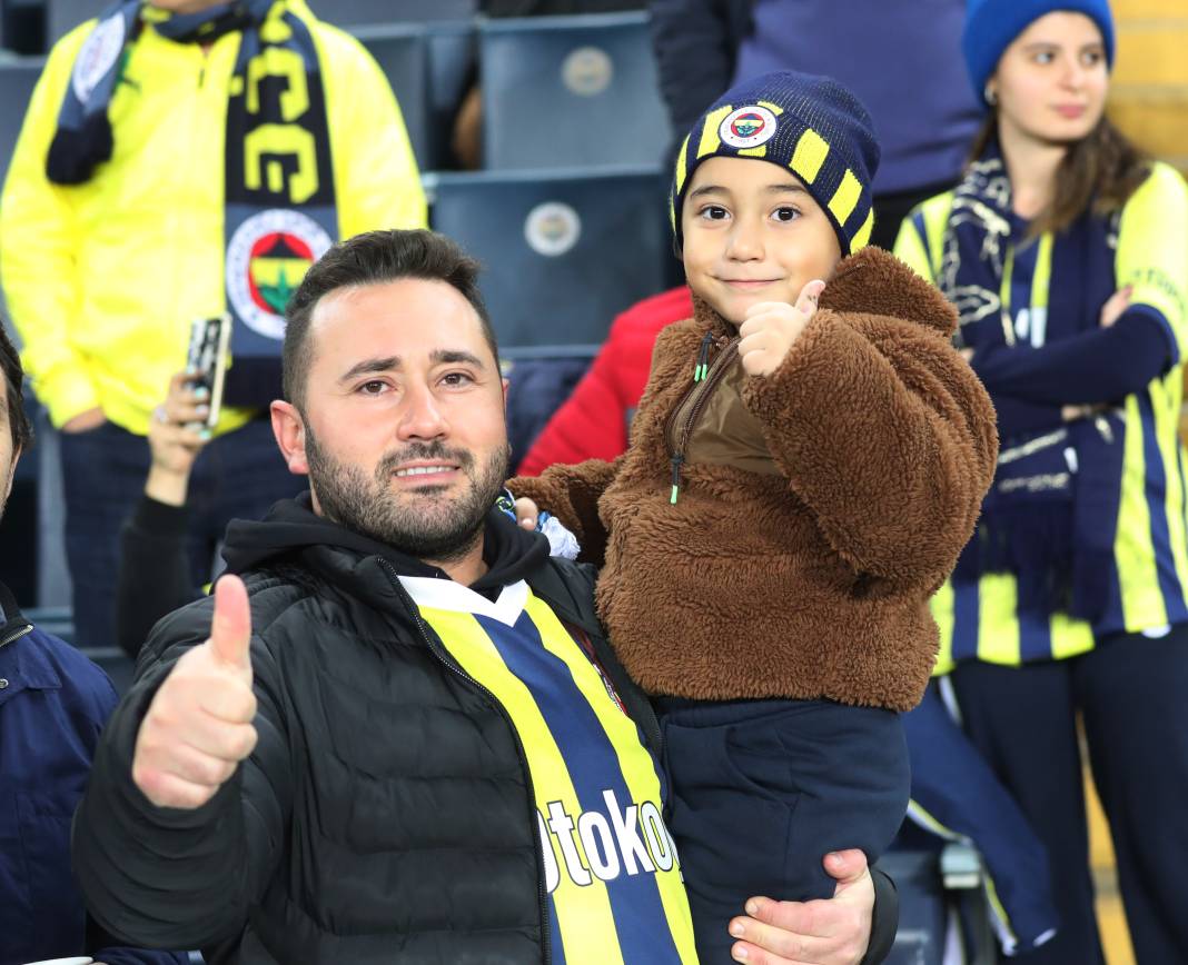4 attı şampiyonluk şarkıları başladı. Fenerbahçe Sivasspor maçının müthiş fotoğrafları 21