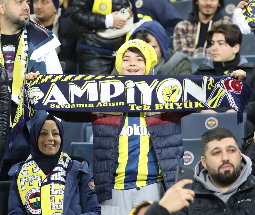 4 attı şampiyonluk şarkıları başladı. Fenerbahçe Sivasspor maçının müthiş fotoğrafları 23