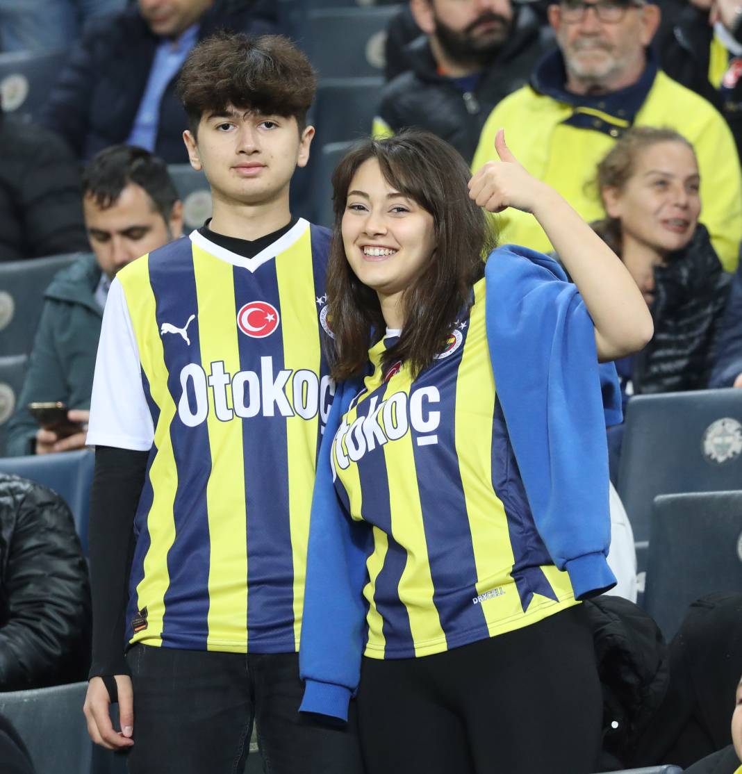 4 attı şampiyonluk şarkıları başladı. Fenerbahçe Sivasspor maçının müthiş fotoğrafları 18