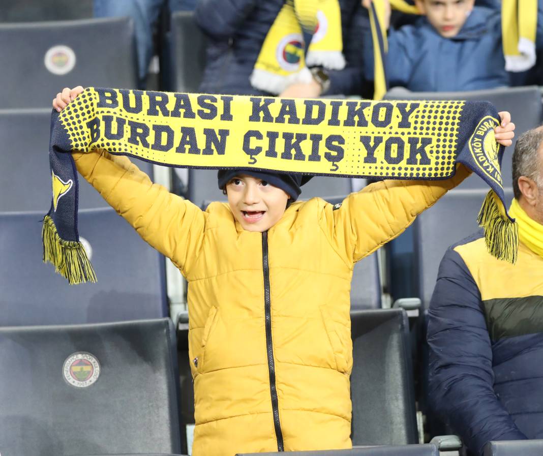 4 attı şampiyonluk şarkıları başladı. Fenerbahçe Sivasspor maçının müthiş fotoğrafları 15