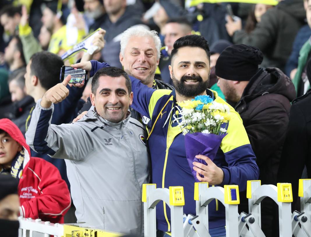 4 attı şampiyonluk şarkıları başladı. Fenerbahçe Sivasspor maçının müthiş fotoğrafları 11