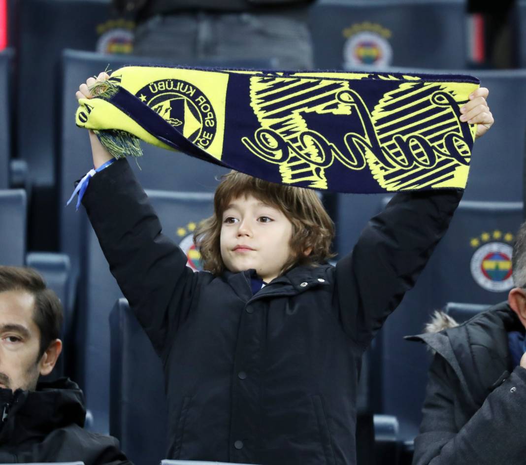 4 attı şampiyonluk şarkıları başladı. Fenerbahçe Sivasspor maçının müthiş fotoğrafları 6