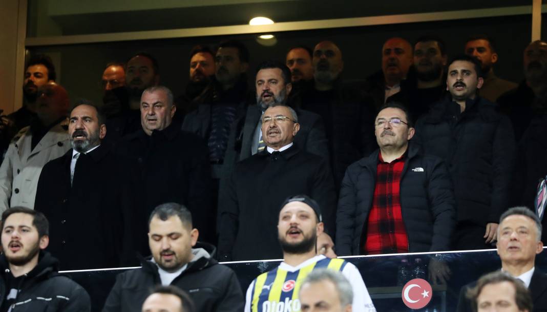 4 attı şampiyonluk şarkıları başladı. Fenerbahçe Sivasspor maçının müthiş fotoğrafları 7