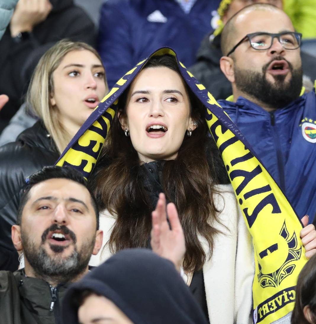 4 attı şampiyonluk şarkıları başladı. Fenerbahçe Sivasspor maçının müthiş fotoğrafları 2