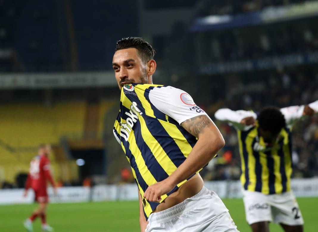4 attı şampiyonluk şarkıları başladı. Fenerbahçe Sivasspor maçının müthiş fotoğrafları 72