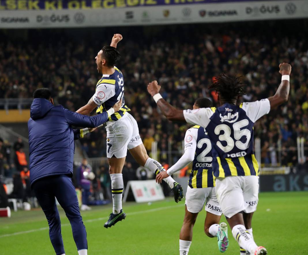 4 attı şampiyonluk şarkıları başladı. Fenerbahçe Sivasspor maçının müthiş fotoğrafları 71