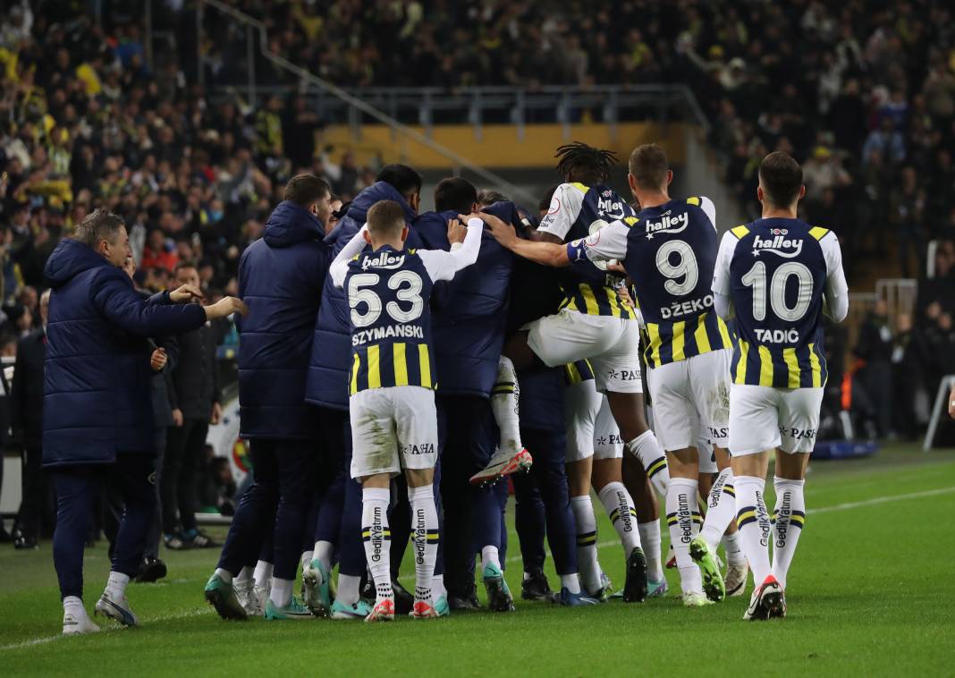 4 attı şampiyonluk şarkıları başladı. Fenerbahçe Sivasspor maçının müthiş fotoğrafları 70