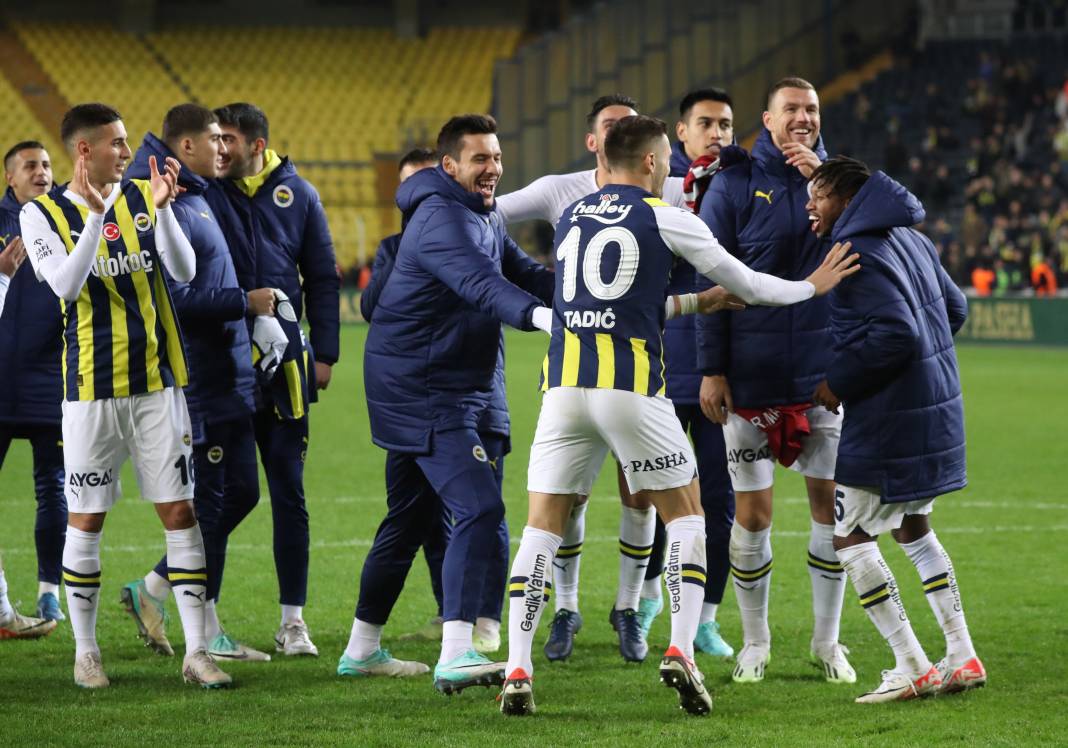 4 attı şampiyonluk şarkıları başladı. Fenerbahçe Sivasspor maçının müthiş fotoğrafları 89