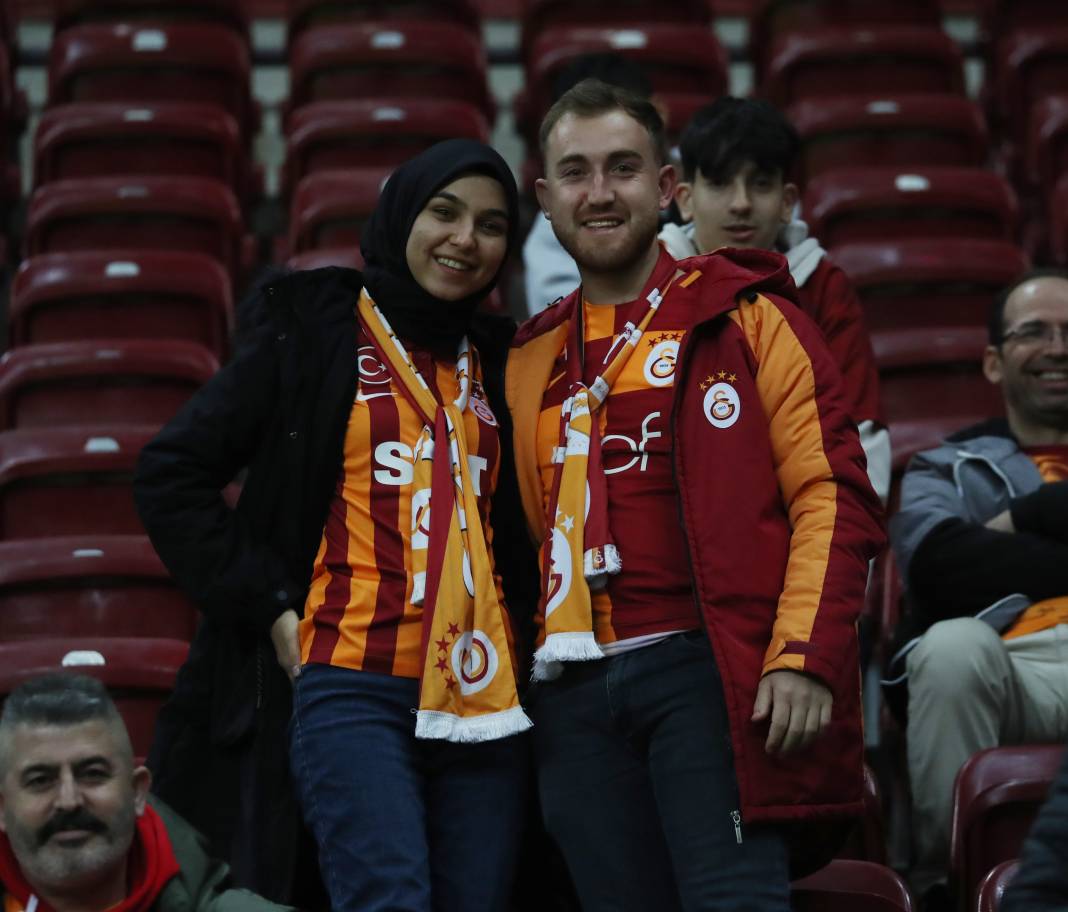 Galatasaray'dan Karagümrük maçı hakemlerine jest. İç ısıtan müthiş fotoğraflar 12