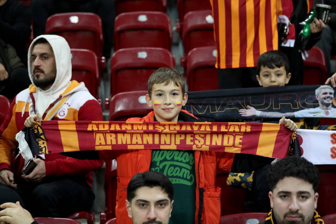 Galatasaray'dan Karagümrük maçı hakemlerine jest. İç ısıtan müthiş fotoğraflar 1