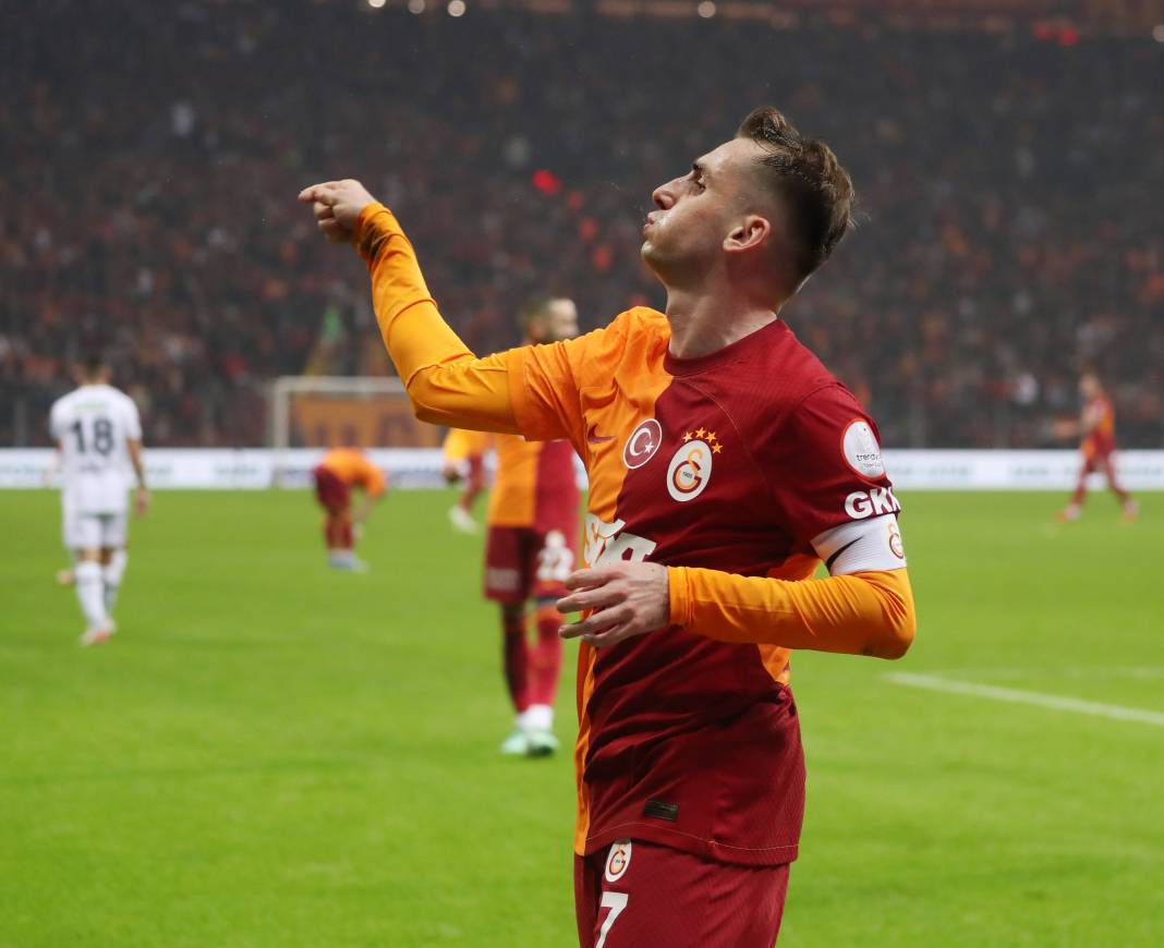 Galatasaray'da galibiyet sonrası ortalık çocuk bahçesine döndü. Maçın hiçbir yerde olmayan fotoğrafları 3