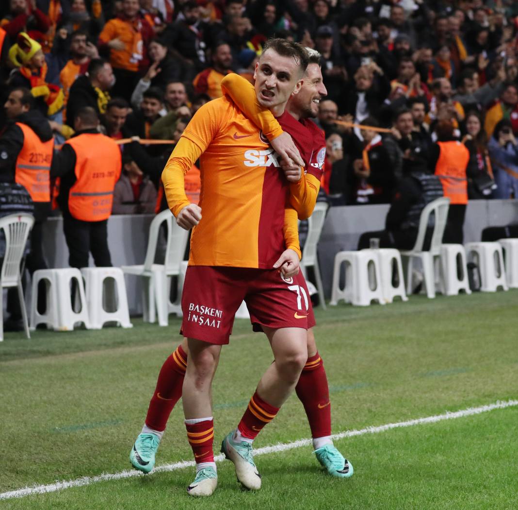 Galatasaray'da galibiyet sonrası ortalık çocuk bahçesine döndü. Maçın hiçbir yerde olmayan fotoğrafları 2
