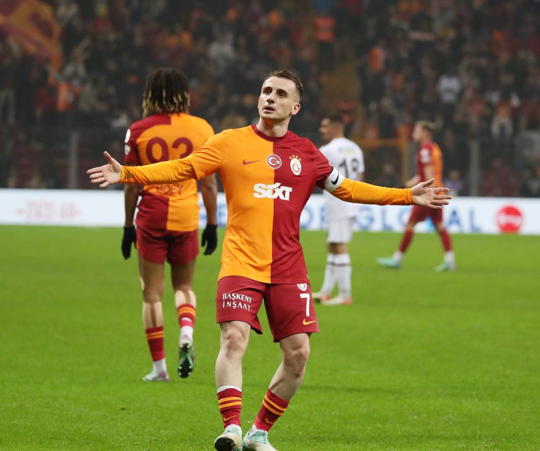 Galatasaray'da galibiyet sonrası ortalık çocuk bahçesine döndü. Maçın hiçbir yerde olmayan fotoğrafları 8