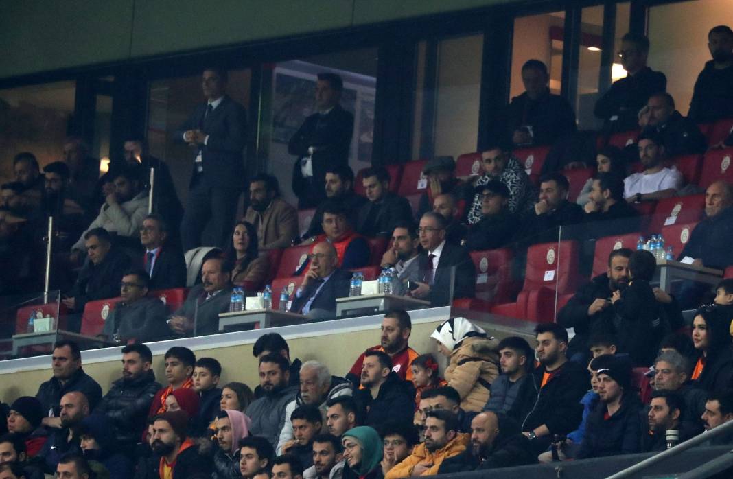 Galatasaray'da galibiyet sonrası ortalık çocuk bahçesine döndü. Maçın hiçbir yerde olmayan fotoğrafları 17