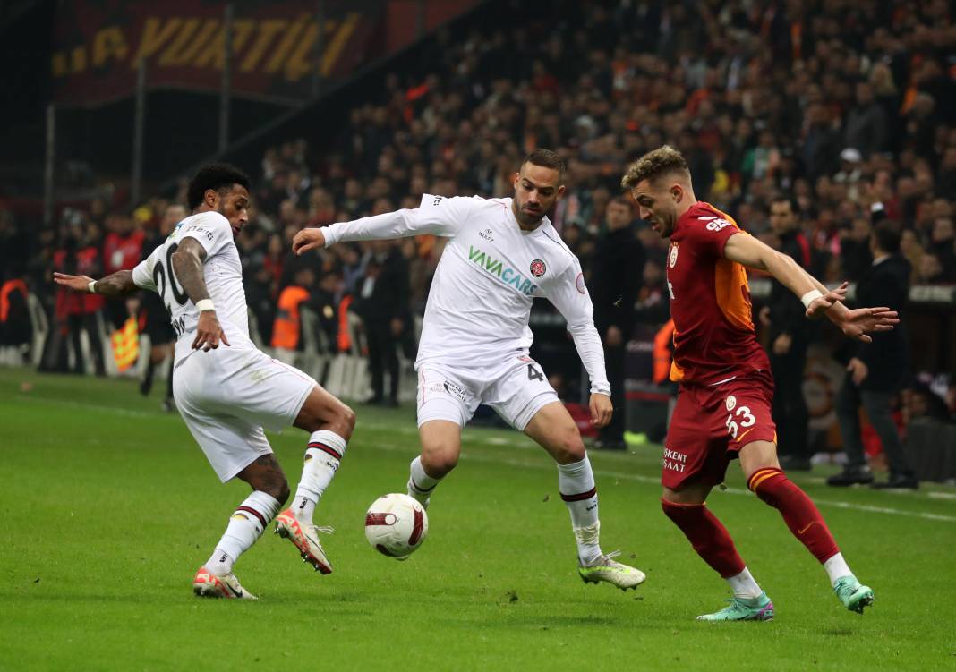 Galatasaray'da galibiyet sonrası ortalık çocuk bahçesine döndü. Maçın hiçbir yerde olmayan fotoğrafları 19