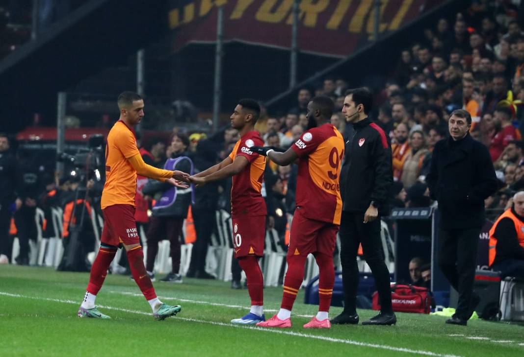 Galatasaray'da galibiyet sonrası ortalık çocuk bahçesine döndü. Maçın hiçbir yerde olmayan fotoğrafları 15