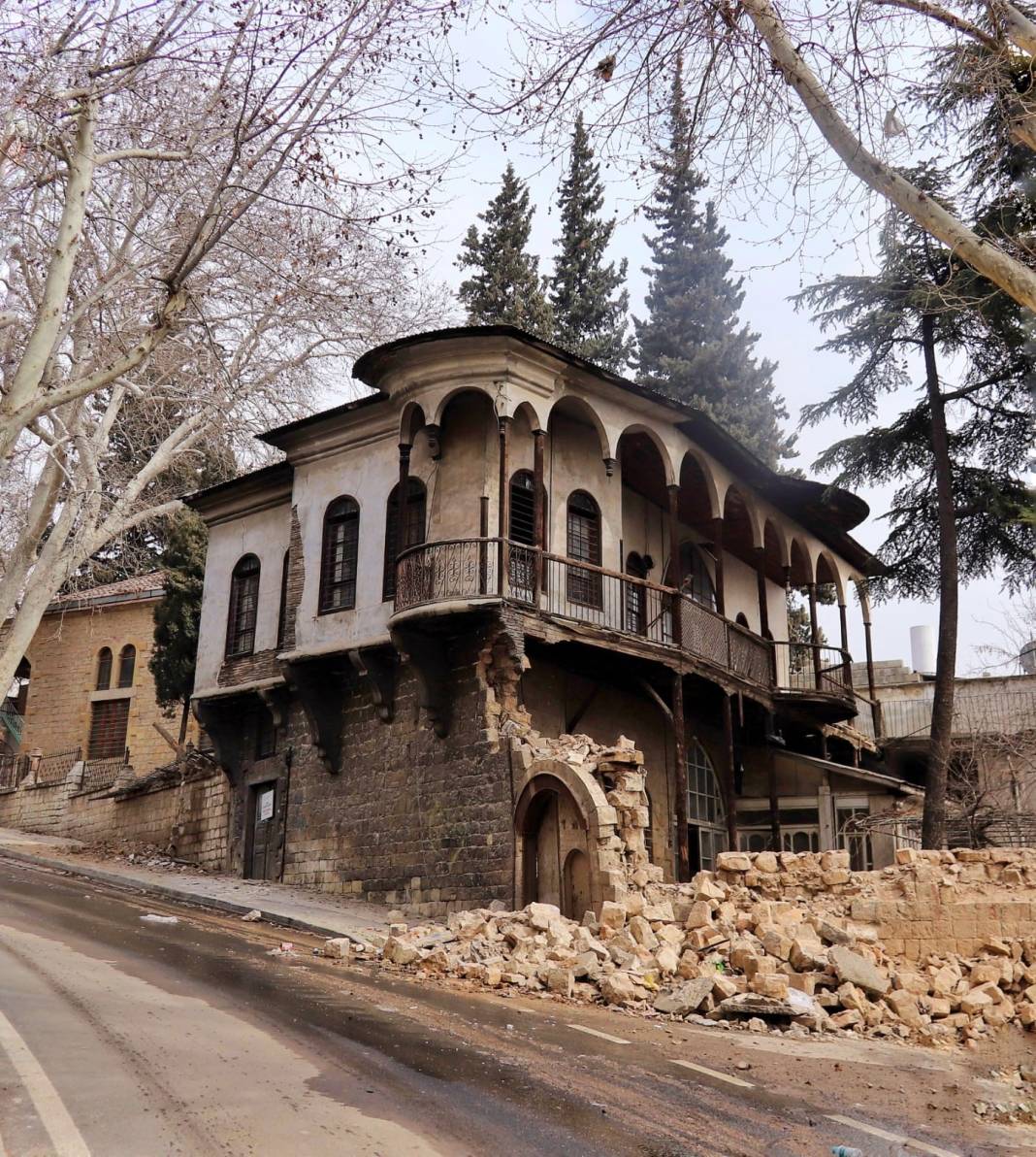 Depremden geriye kalan tarihi mekanlar böyle görüntülendi 3