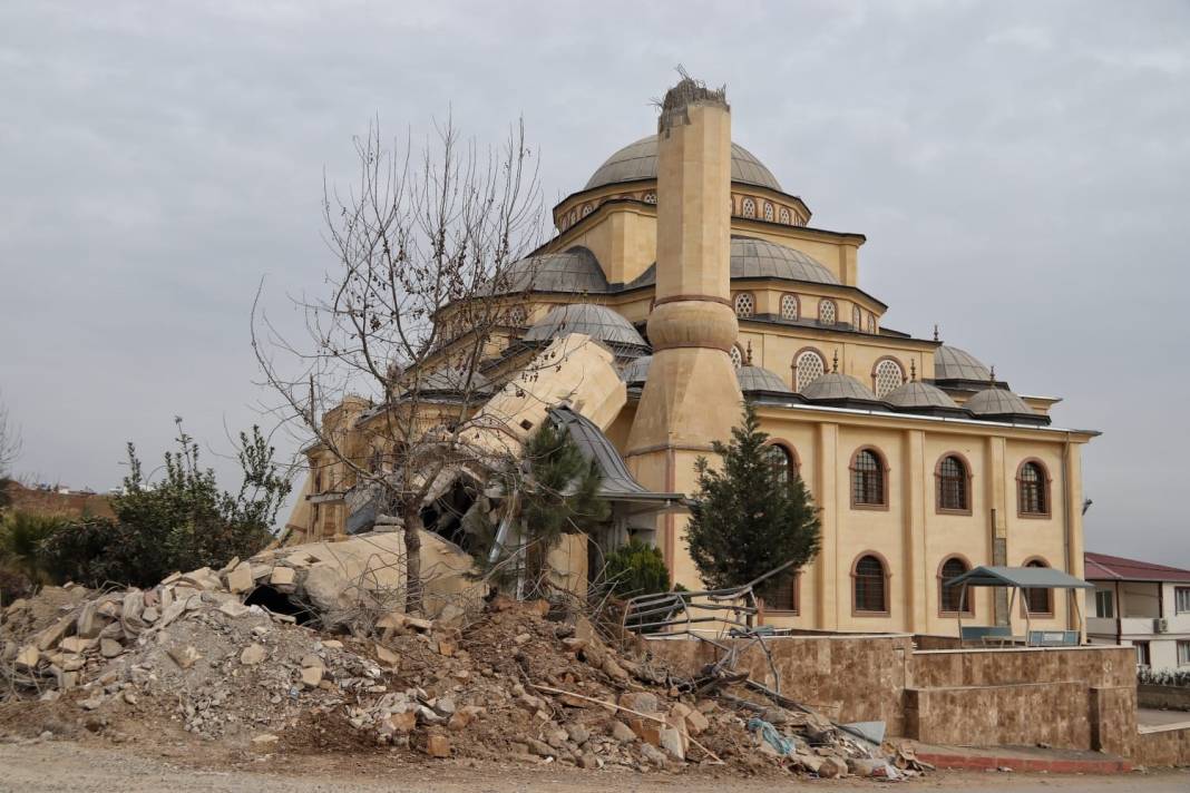 Depremden geriye kalan tarihi mekanlar böyle görüntülendi 7