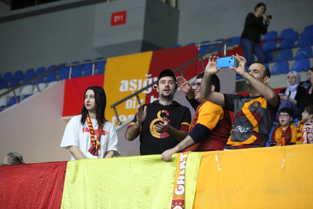 Galatasaraylı yıldızlardan maç öncesi futbol şov 26