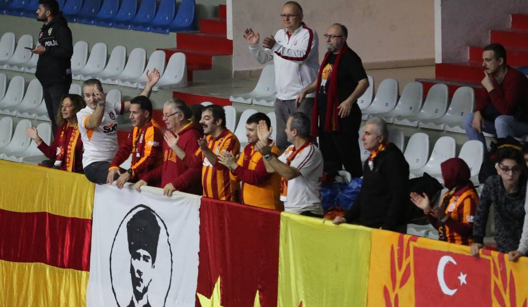 Bir avuç taraftar Galatasaray'a yetmedi. Sarı-kırmızılılar 3-2 mağlup oldu 8