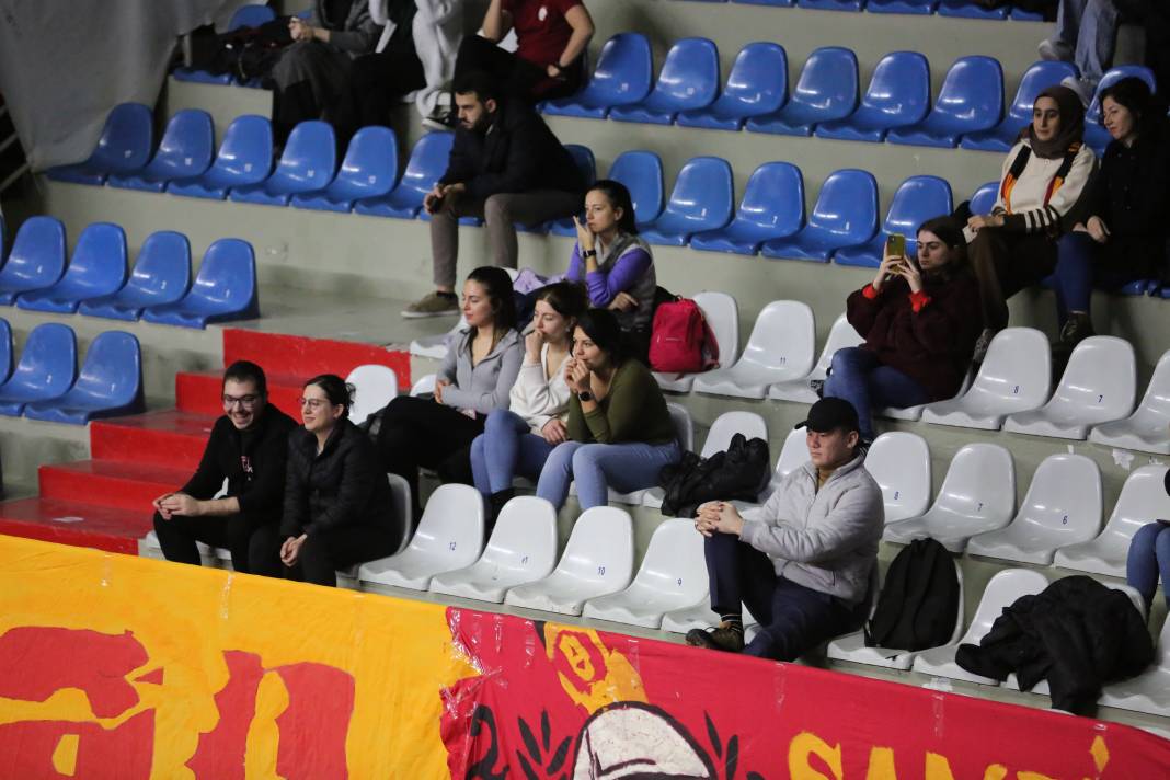 Bir avuç taraftar Galatasaray'a yetmedi. Sarı-kırmızılılar 3-2 mağlup oldu 4
