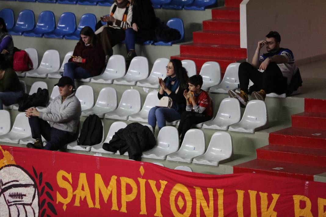 Bir avuç taraftar Galatasaray'a yetmedi. Sarı-kırmızılılar 3-2 mağlup oldu 2