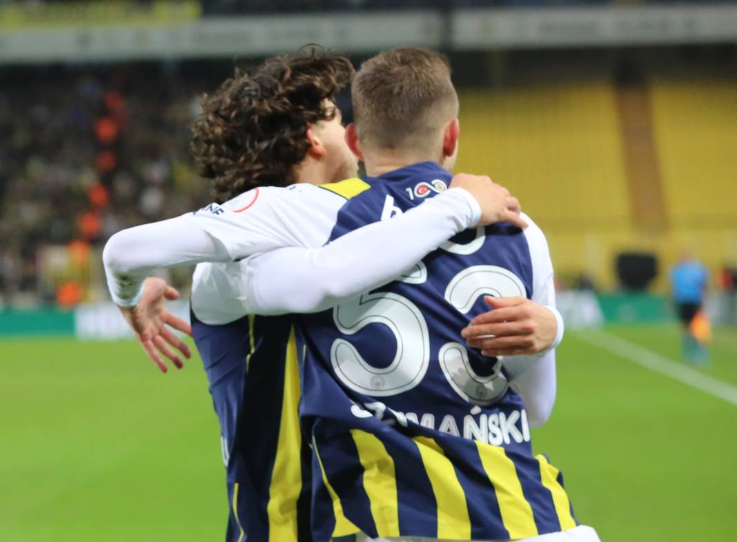 4 attı şampiyonluk şarkıları başladı. Fenerbahçe Sivasspor maçının müthiş fotoğrafları 65