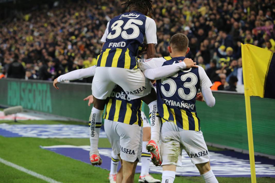 4 attı şampiyonluk şarkıları başladı. Fenerbahçe Sivasspor maçının müthiş fotoğrafları 60