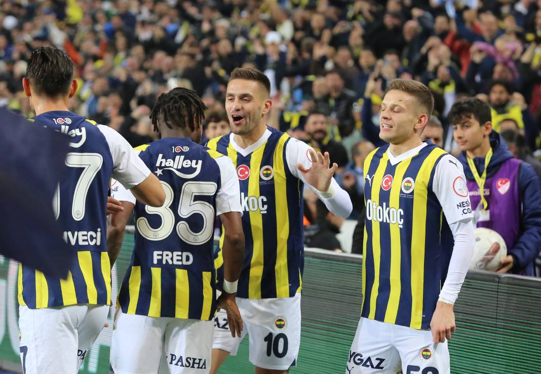 4 attı şampiyonluk şarkıları başladı. Fenerbahçe Sivasspor maçının müthiş fotoğrafları 63