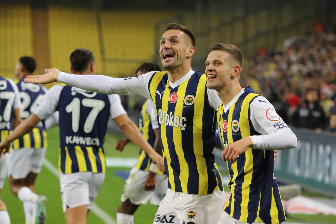 4 attı şampiyonluk şarkıları başladı. Fenerbahçe Sivasspor maçının müthiş fotoğrafları 61