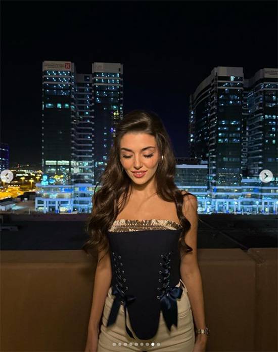 Hande Erçel İsrail Gazze'de çoluk çocuk öldürürken Arabistan’daki müzik festivalindeki fotoğraflarını paylaştı 7