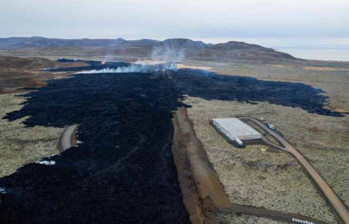 İzlanda’da lavlar kasabaya kadar ulaştı 2