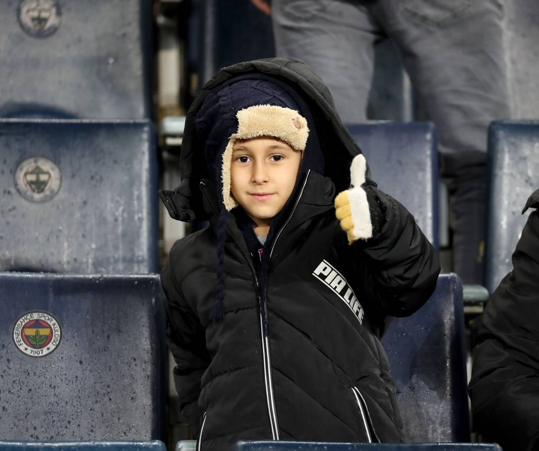 Dzeko maça sarışın güzel tribüne damga vurdu. Kadıköy'de güzeller geçidi 14