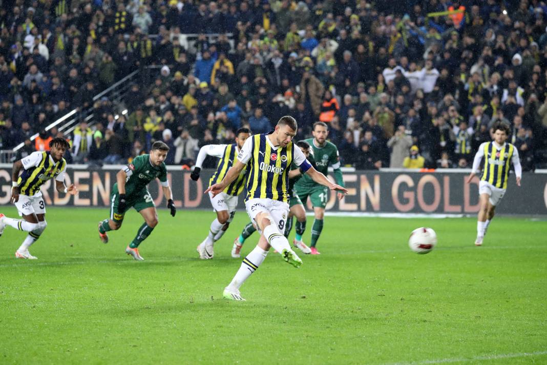 Dzeko maça sarışın güzel tribüne damga vurdu. Kadıköy'de güzeller geçidi 42