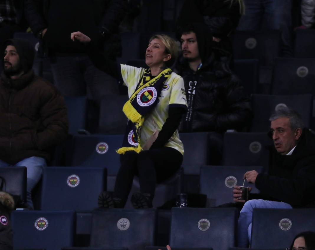 Dzeko maça sarışın güzel tribüne damga vurdu. Kadıköy'de güzeller geçidi 78