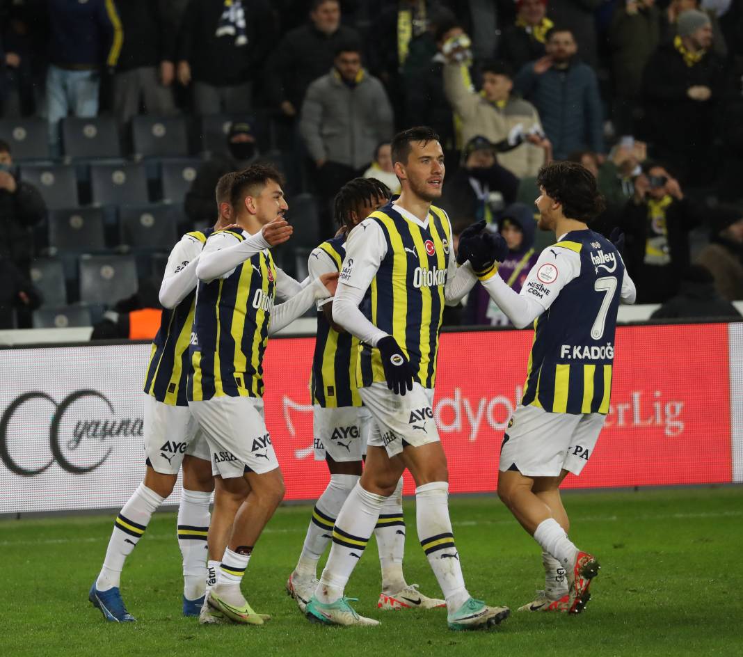 Dzeko maça sarışın güzel tribüne damga vurdu. Kadıköy'de güzeller geçidi 68