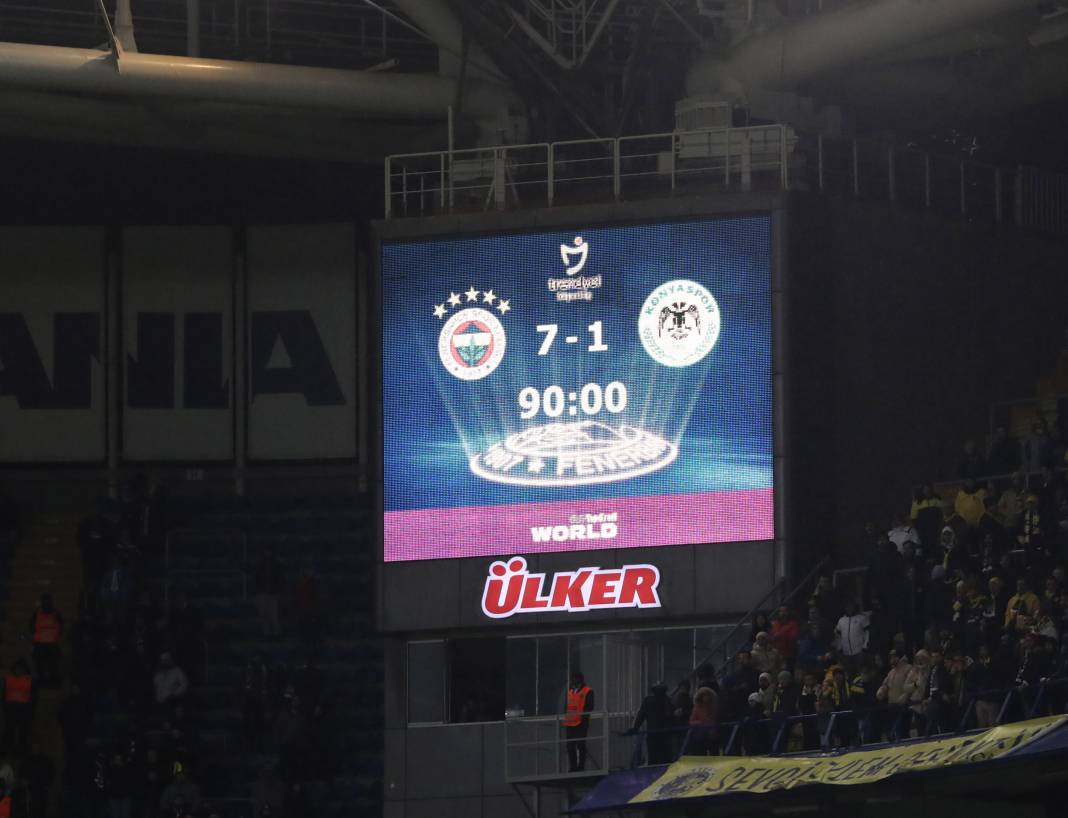 Dzeko maça sarışın güzel tribüne damga vurdu. Kadıköy'de güzeller geçidi 67