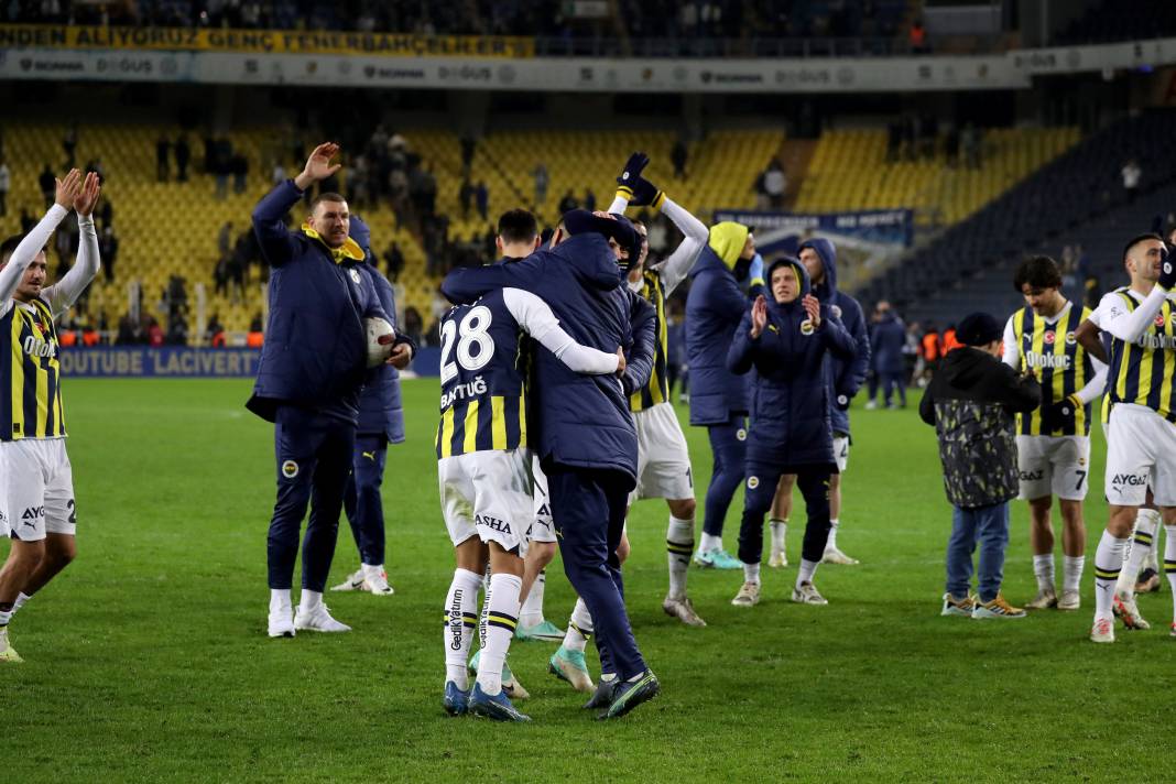 Dzeko maça sarışın güzel tribüne damga vurdu. Kadıköy'de güzeller geçidi 63