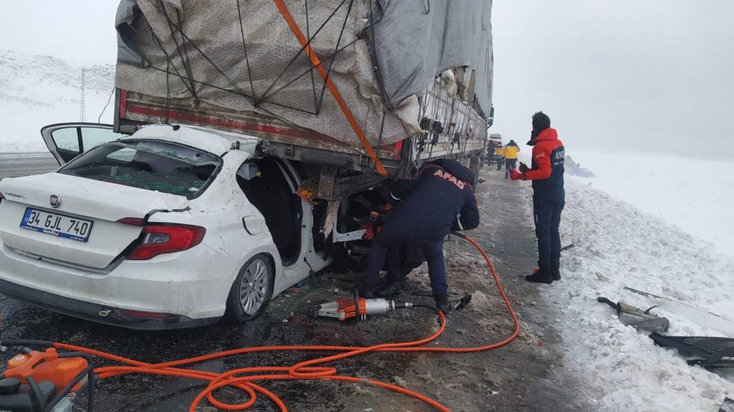 Bitlis'te tır kazası. 2 ölü 5