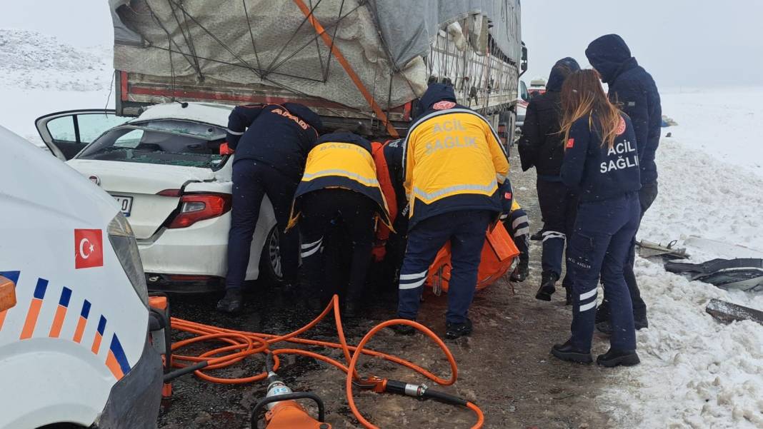 Bitlis'te tır kazası. 2 ölü 3